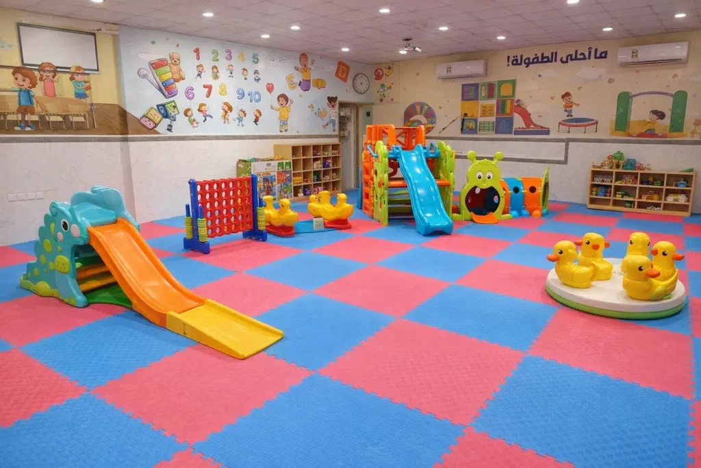 تجهيز العاب اطفال بأرضيات مطاطية وزحاليق وألعاب تعليمية وترفيهية آمنة داخل حضانة
