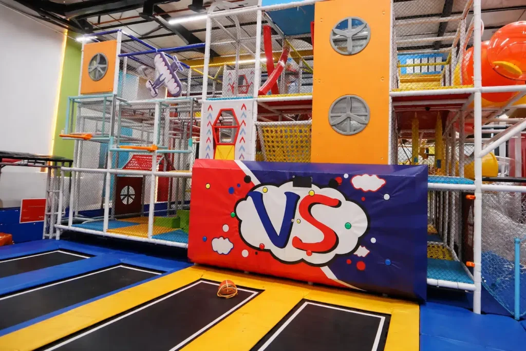 تجهيز العاب اطفال ومنطقة تسلق وزحاليق متعددة المستويات داخل مركز ترفيهي