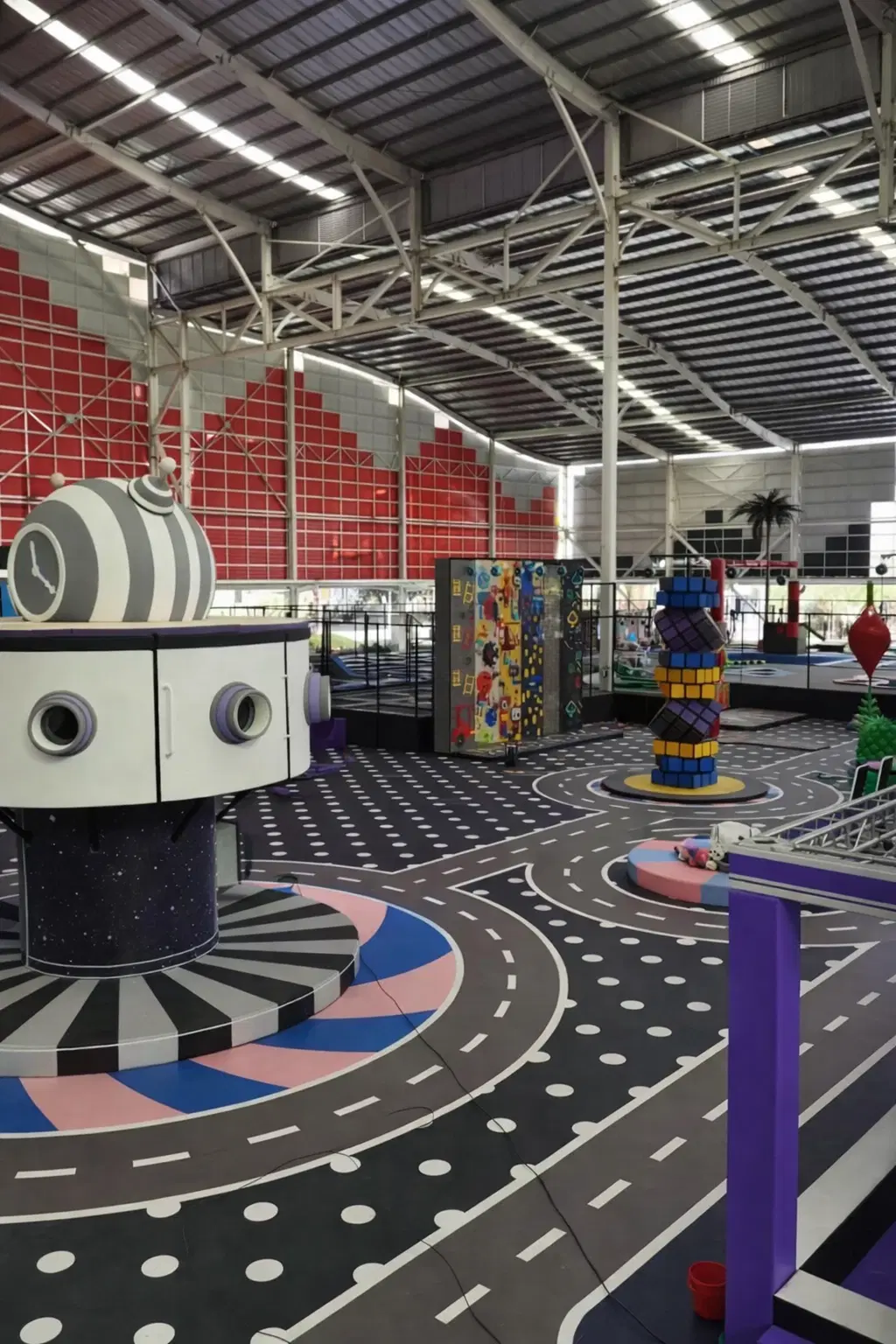 تصميم صالة ألعاب أطفال داخلية مع مسارات لعب وجدار تسلق ومنطقة ألعاب تفاعلية للأطفال
