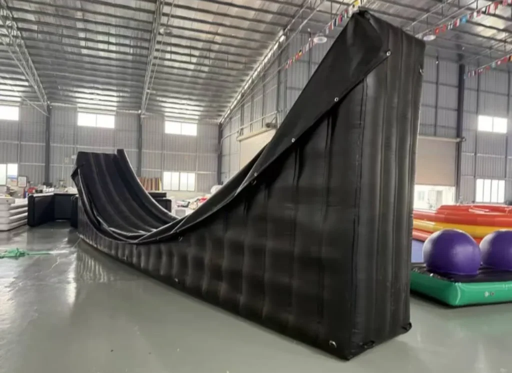 هيكل ضخم باللون الأسود داخل صالات العاب يستخدم لألعاب القفز أو التزحلق الهوائي، مصنوع من مواد قوية ومقاومة للاستخدام الداخلي في صالات الألعاب والترفيه