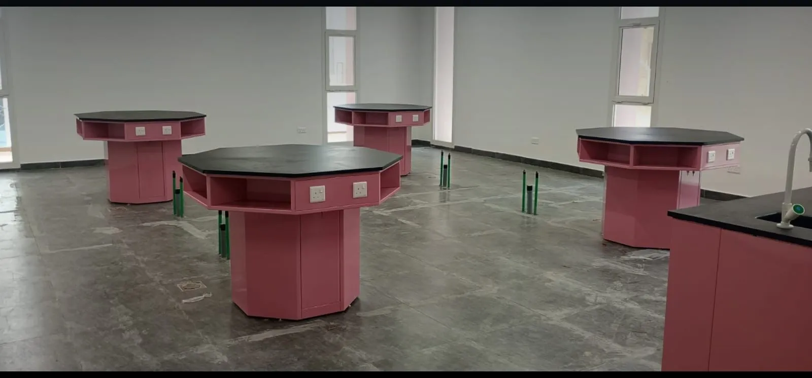 طاولات معمل تعليمية سداسية الشكل باللون الوردي