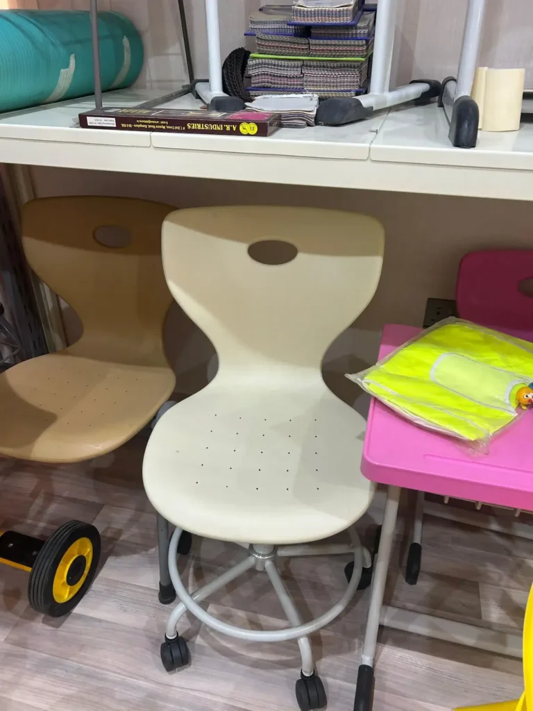 تخزين وتجهيز مستلزمات روضات الأطفال من كراسي وطاولات وأثاث تعليمي ملون داخل المستودع استعدادًا لترتيب الفصول