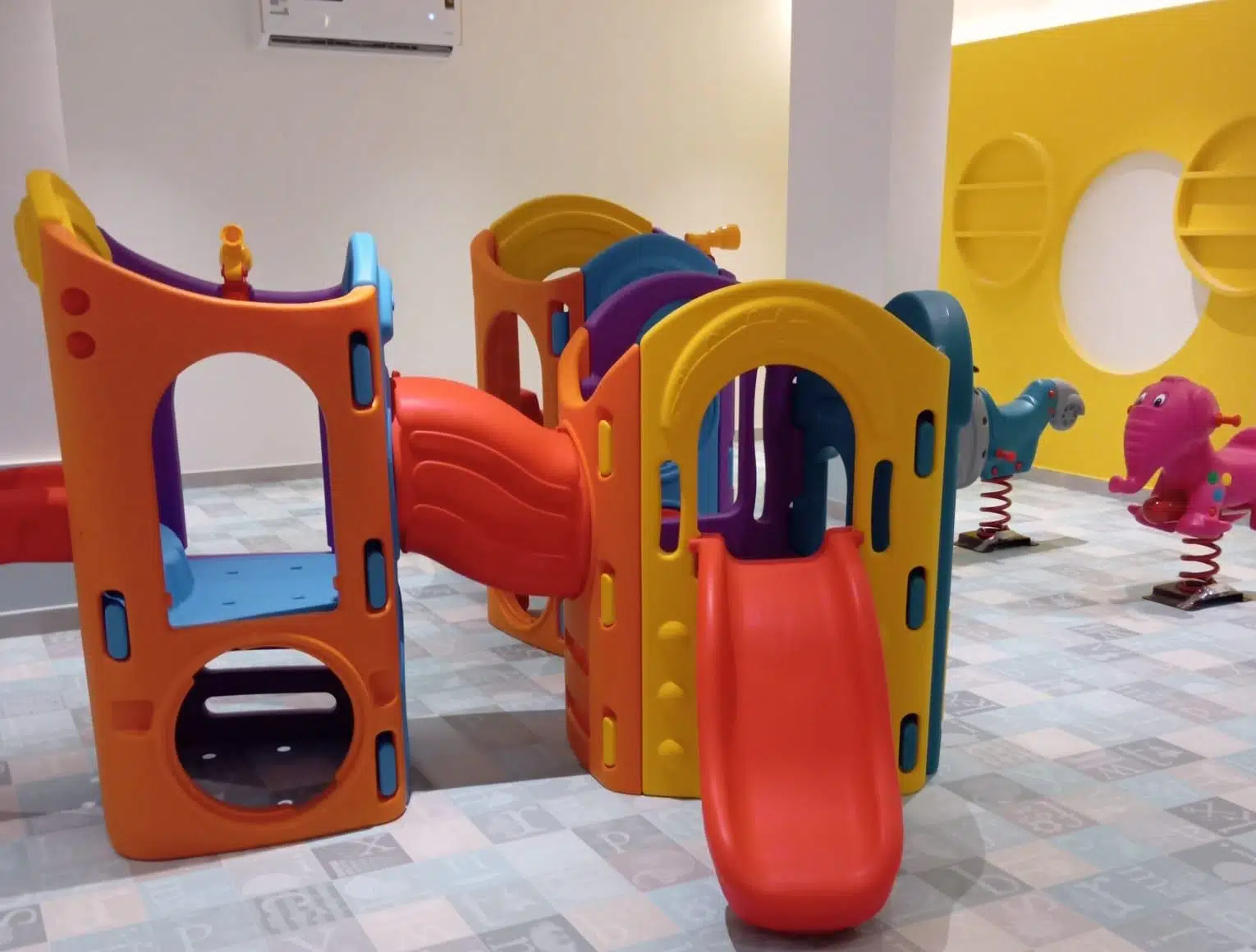 تجهيز روضة بمجموعة من الالعاب البلاستيكية الملونة من ضمنها منزلقات وأنفاق داخلية