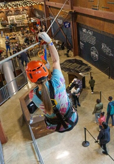 تجهيز منطقة ألعاب تسلق للأطفال داخل مركز ترفيهي من تنفيذ ألوان المرح بجودة عالية