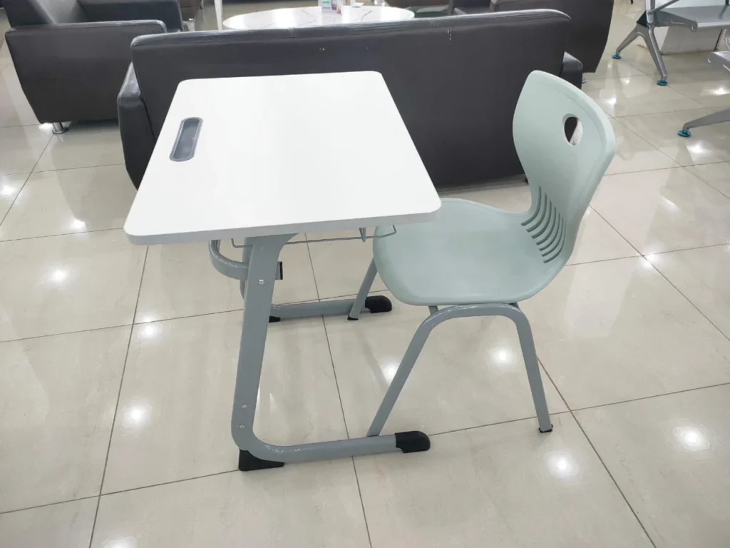 كرسي وطاولة دراسة ضمن مشروع تجهيز مدارس حديث في السعودية
