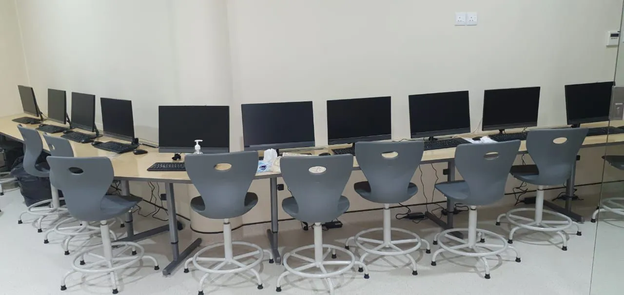 تجهيز معمل حاسوب مدرسي حديث بعدد من أجهزة الكمبيوتر والكراسي المريحة ضمن خدمات تجهيز المدارس والمعامل التعليمية
