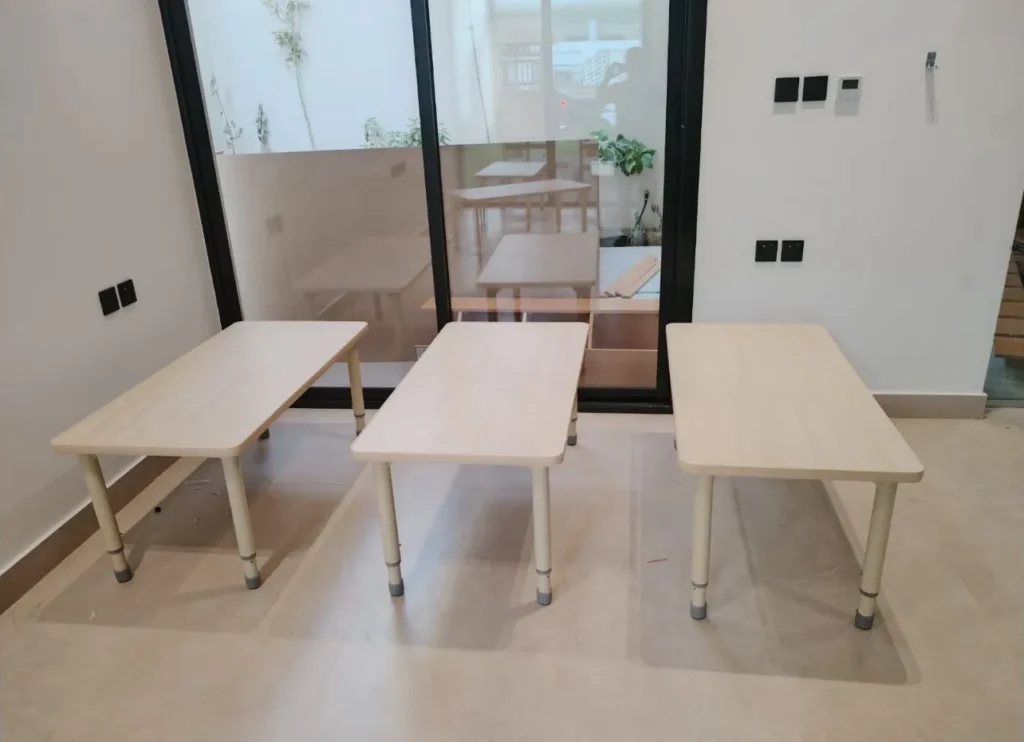 طاولات دراسية حديثة داخل فصل دراسي مجهز ضمن مشروع تجهيز المدارس في المملكة العربية السعودية