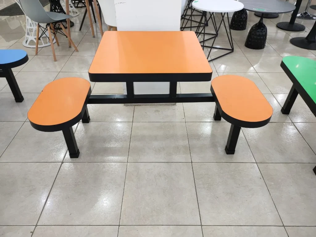 طاولة طعام مدرسية باللون البرتقالي مزودة بمقاعد متصلة مناسبة لروضات الاطفال