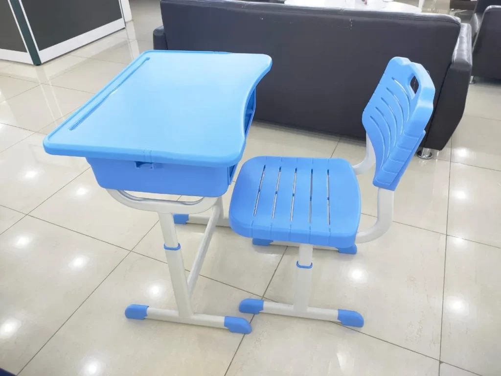 طاولة وكرسي دراسي باللون الأزرق الفاتح