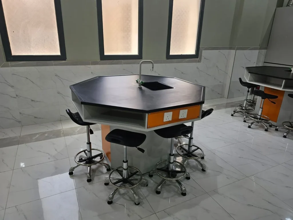 كراسي وطاولات داخل معمل علمي مجهز بتقنيات وتجهيزات تعليمية متطورة