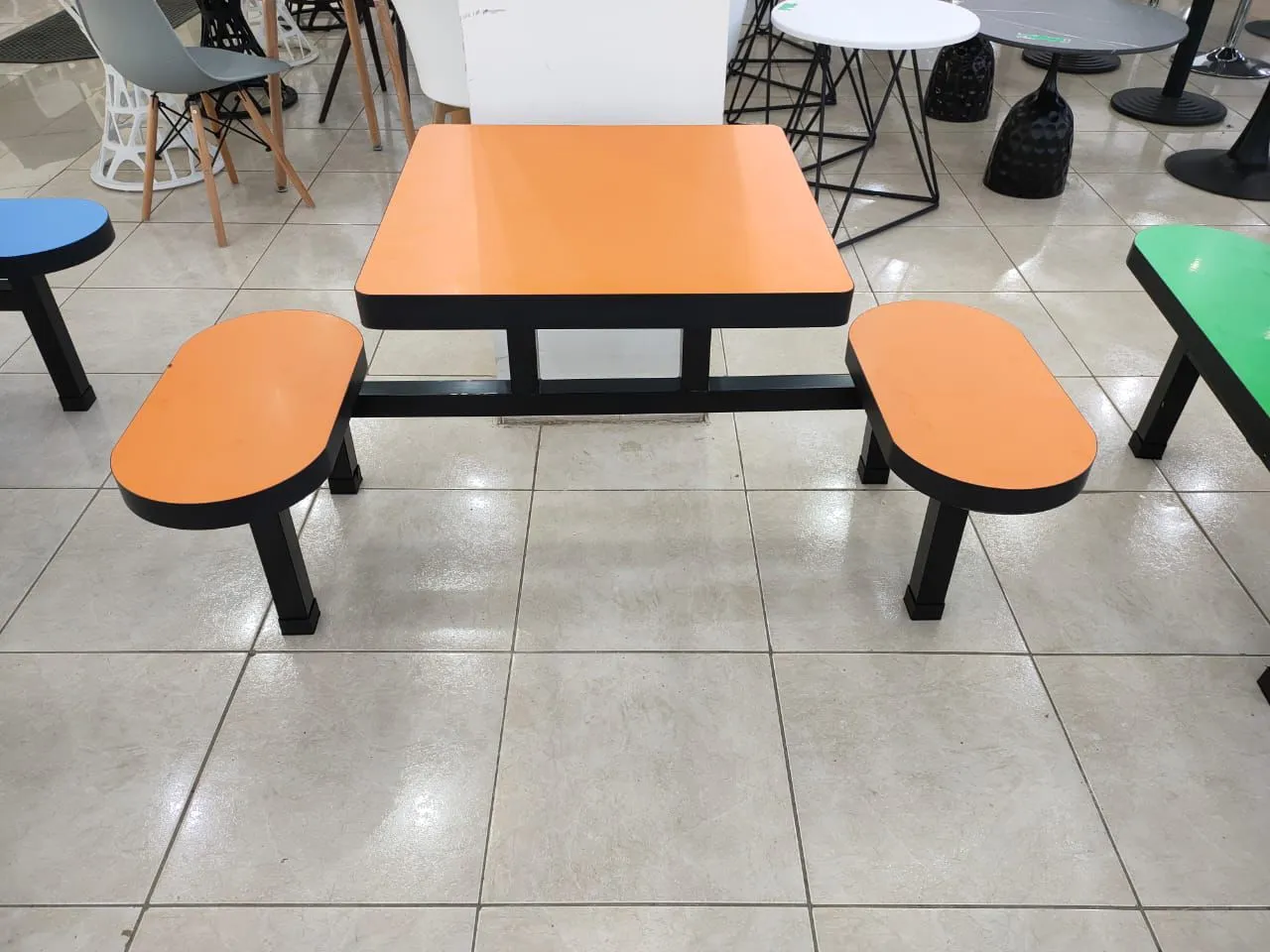 تجهيز روضات بطاولات طعام مخصصة مع مقاعد مدمجة بتصميم آمن وعملي