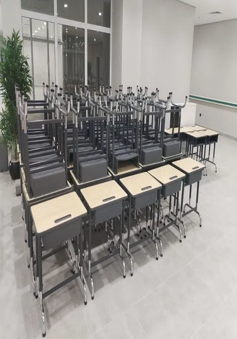 كراسي وطاولات المدارس