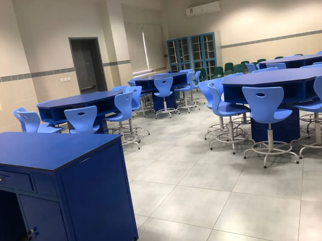 كراسي وطاولات بتصميم حديث مجهز لبيئة تعليمية تفاعلية