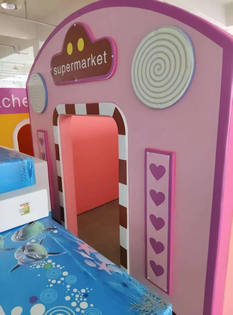 مجسم سوبرماركت ملون داخل صالة ألعاب تعليمية للأطفال.