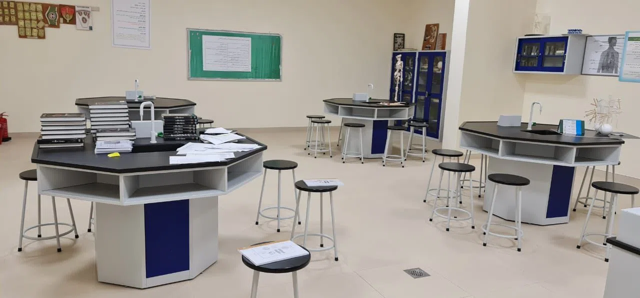 تجهيز معمل حاسوب مدرسي حديث بعدد من أجهزة الكمبيوتر والكراسي المريحة ضمن خدمات تجهيز المدارس والمعامل التعليمية